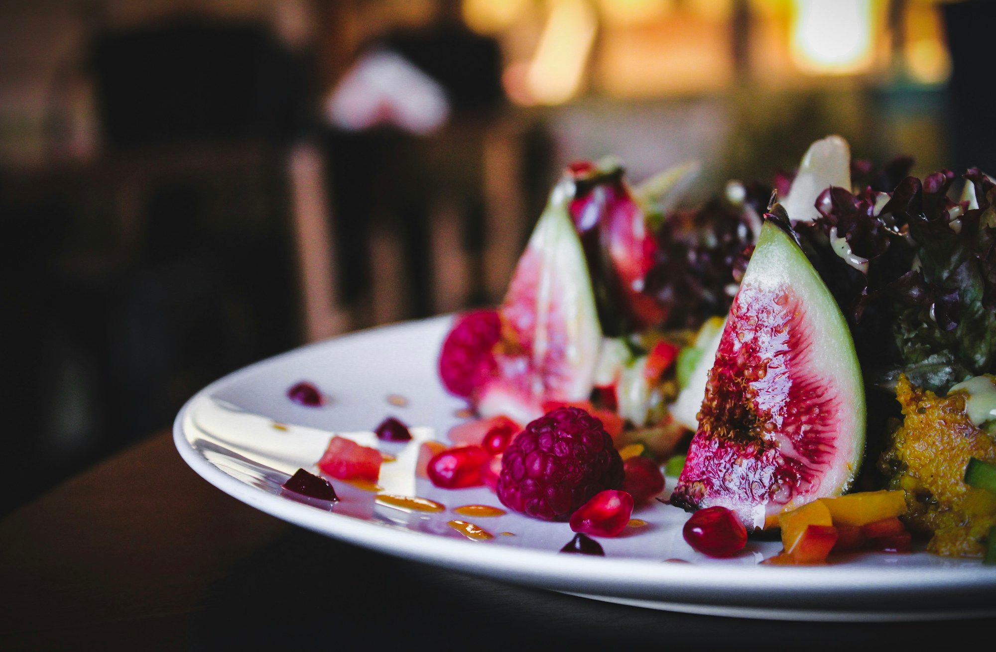 Dessert aux figues fraîches et fruits rouges sur assiette blanche